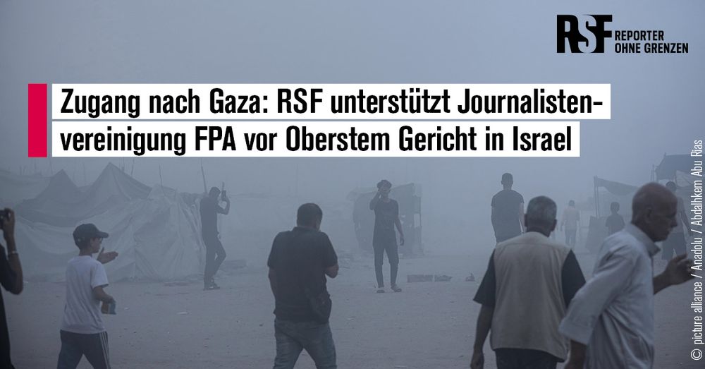 Menschen laufen in alle Richtungen auf einer zertrümmerten Straße in Gaza. In der Luft steht noch dicker Rauch von einem israelischen Luftangriff. 