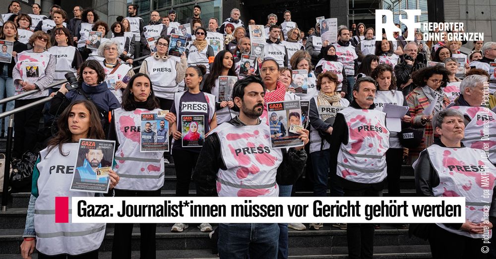 Am 16.04.2025 versammelten sich fast 200 Journalist*innen in Paris, um der 200 Journalisten zu gedenken, die seit Beginn des Krieges zwischen Israel und der Hamas am 7. Oktober 2023 in Gaza getötet wurden. Sie tragen T-Shirt, mit dem Wort Presse, die mit Blut beschmiert sind und halten in ihren Händen Tafeln mit Fotos der verstorbenen Journalist*innen. Sie haben ernste und bedrückte Gesichtsausdrücke. 
