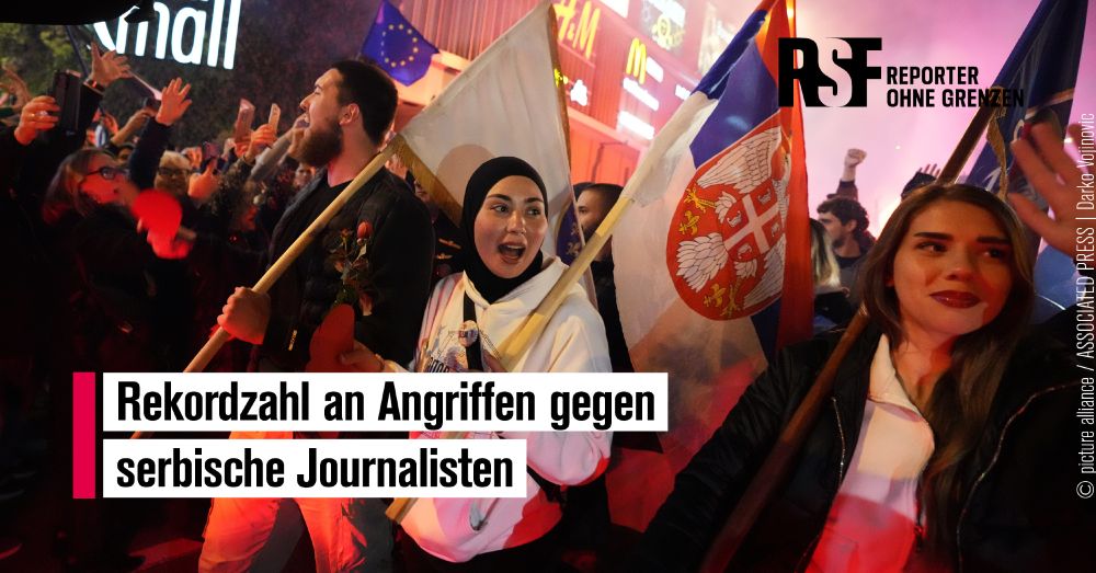 Zu sehen ist eine Demonstration in Novi Pazar und der Schriftzug: "Rekordzahl an Angriffen gegen serbische Journalisten"