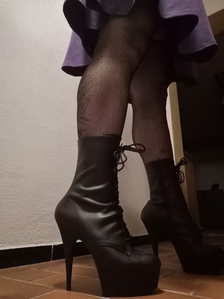 Es sind meine neuen Schuhe zu sehen wie ich sie trage. Dazu eine Netzstrumpfhose und ein lilanes kleid
