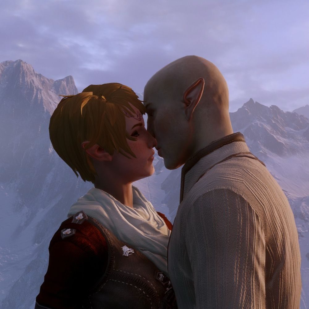 A screenshot of My inquisitor Adessa kissing Solas