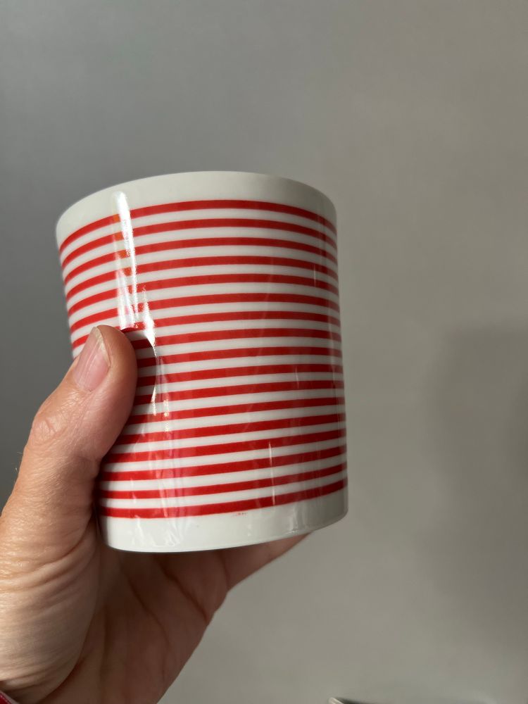 Bílo červený pruhovaný porcelánový hrnek na čaj bez ouška.