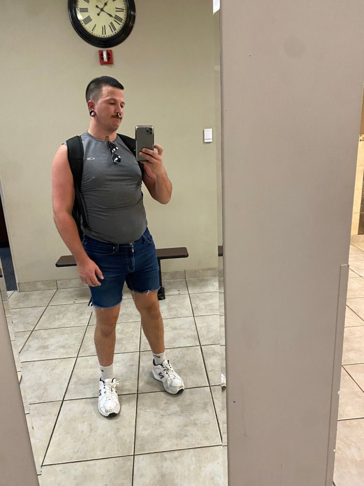 Mirror selfie of Joey at the gym 