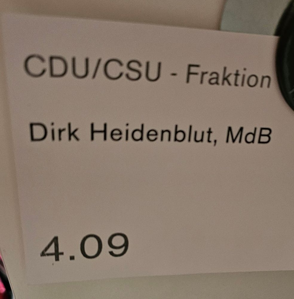 Bürotürschild mit der Aufschrift Dirk Heidenblut MdB CDU/CSU Fraktion 