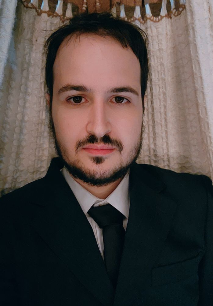 Homem branco de terno e gravata deitado em uma rede