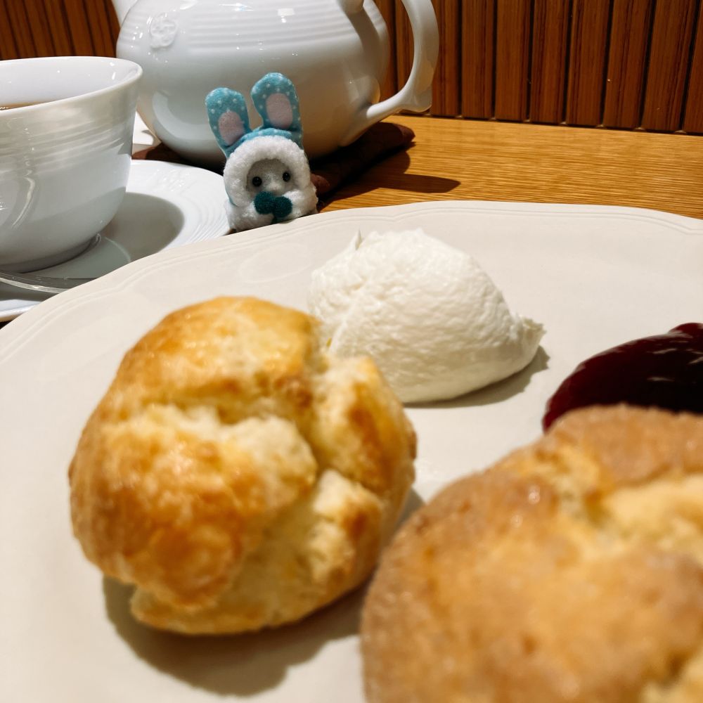 スコーン二つの向こうから覗くsylvanianfamilies
シルバニアファミリー　着ぐるみうさぎの赤ちゃん