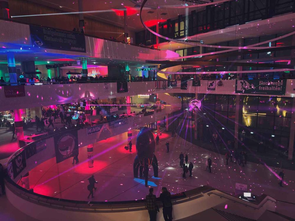 Foto aus dem zweiten Stock des CCH. Zu sehen find viele Farben, die Fairydust und Silhouetten von Menschen