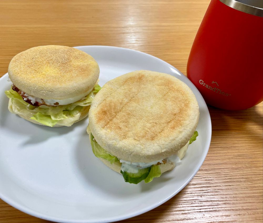 イングリッシュマフィンのサンド
具はベーコンエッグとチーズと野菜。
からしマヨネーズソースとケチャップ＆マスタードの2種類。どちらも美味しい😋