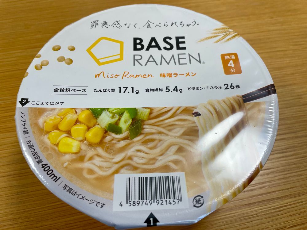 ベースフードのカップラーメン
鶏ガラ醤油は美味しかったし、この味噌もまぁまぁ美味しい。
カップ焼きそばはイマイチだったけど、ラーメンは良いぞ！