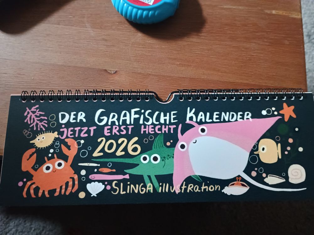 Der grafische Kalender "jetzt erst Hecht" 2026 mit bunten Meerestieren und Fischen auf dem Cover 