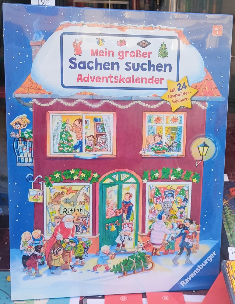 Buch "Mein großer Sachen suchen Adventskalender" in einem Schaufenster.