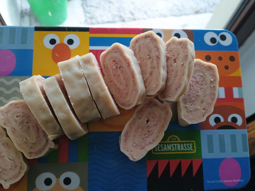 Geschnittene Maultasche auf einem Brett 