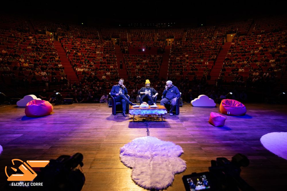 Le Dr Jean-François Corty et Joël Weiler de Médecins du Monde, accompagné de mistermv lors du discours d'ouverture de SpeeDons 2025.