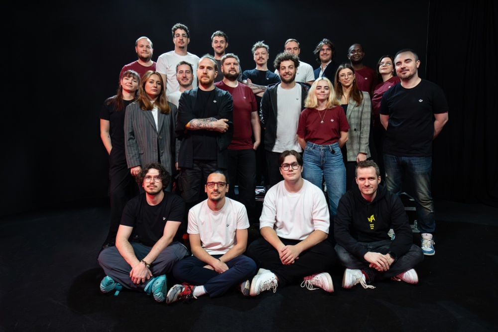 Une photo des joyeux lurons composant l'équipe de Gozulting. De gauche à droite et de bas en haut : Thibaut, Giuseppe, Dorian, Maxime, Clémentine, Marie, Gaëtan, Valentin, Frédérick, Flo, Coralie, Anaïs, Xavier, Victor, Hugo, Mathéo, Nyo, Jérémy, Benoit, Davy et Philomène. Seul Aboubakary n'est pas présent sur cette photo de groupe.