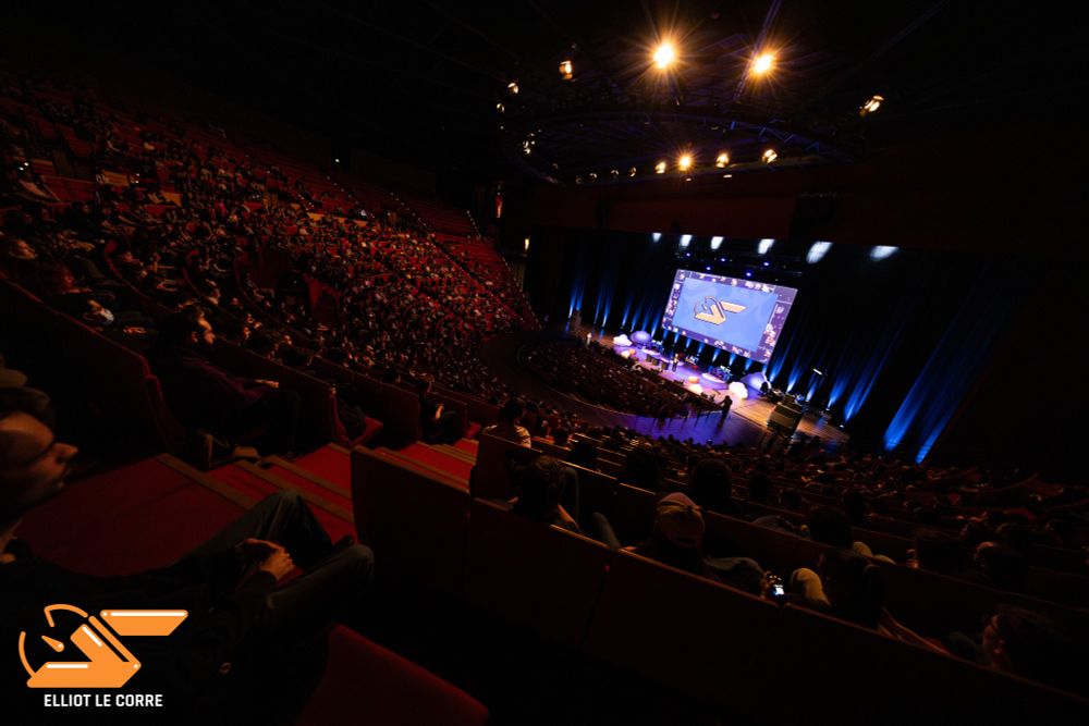 L'amphithéâtre 3000 de SpeeDons, le jeudi 27 février 2025, lors de l'entrée de mistermv sur scène.