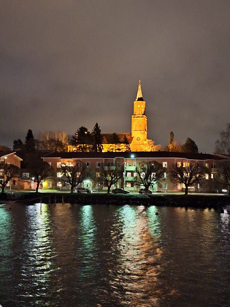 Savonlinnan Tuomiokirkko iltavalaistuksessa Haislahden suunnasta kuvattuna. 