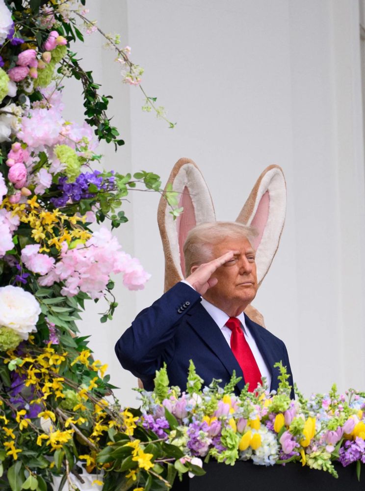 Photo de Trump devant un grand lapin. 