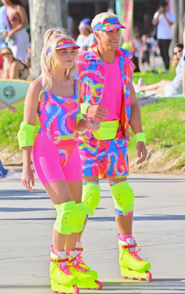 Ken et Barbie portent des vêtements fluos 