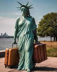 la statue de la liberté avec des bagages.
