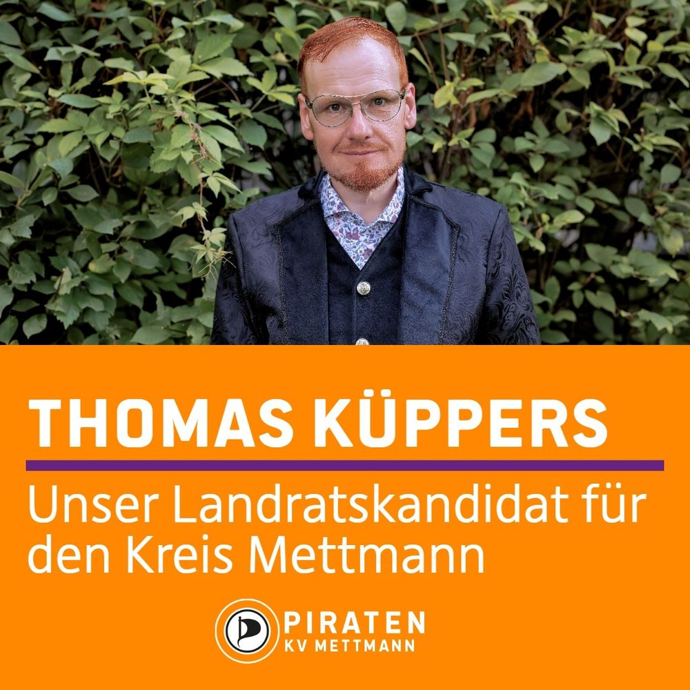Sharepic welches im oberen Bereich das Portrait von Thomas Küppers zeigt, hierunter auf orange farbendem Hintergrund weißer Schriftzug. Überschrift "Thomas Küppers", hierunter eine lila farbende Trennlinie, hierunter der Erklärtext "Unser Landratskandidat für den Kreis Mettmann", hierunter das Logo der Piratenpartei Deutschland, mit weißem Schriftzug rechts daneben übereinander "PIRATEN KV Mettmann"