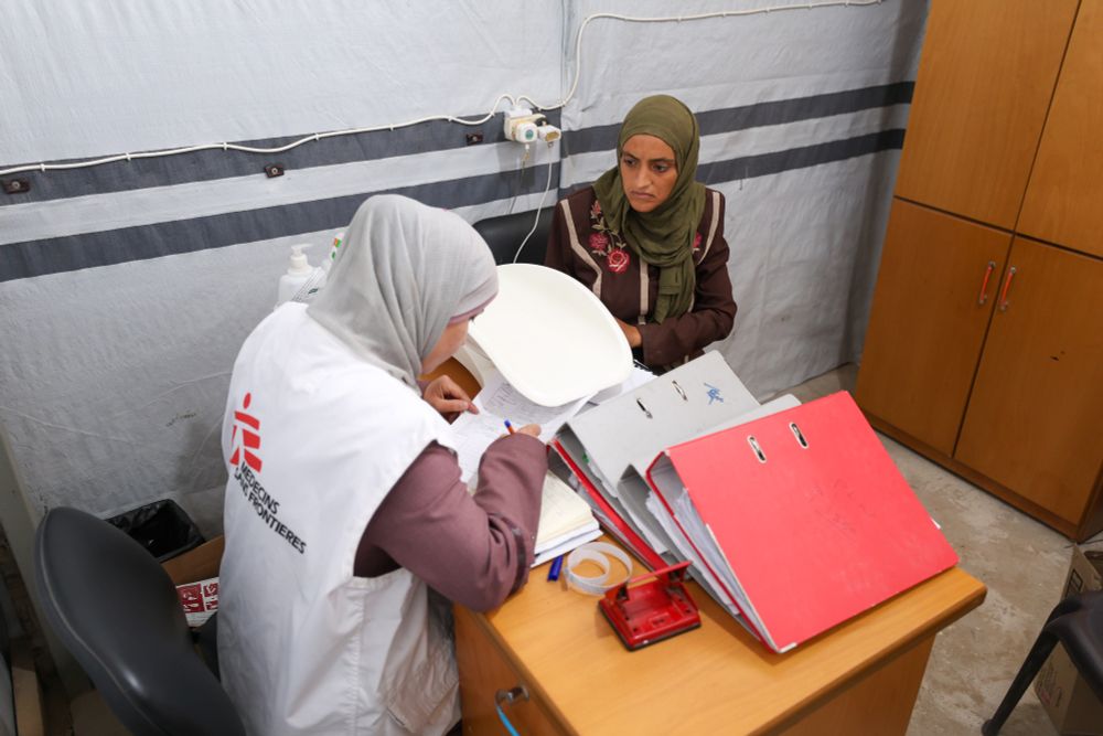 An MSF nurse checks Nour, who is seven months pregnant and suffering from malnutrition, during a consultation at the overcrowded Attar Primary Health Care Center (PHCC) in Khan Younis. The clinic struggles to meet the needs of a surge of patients, many of whom are pregnant women and children.