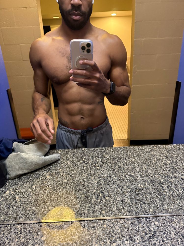 Shirtless gimbo (gay himbo). I think that’s a thing?
