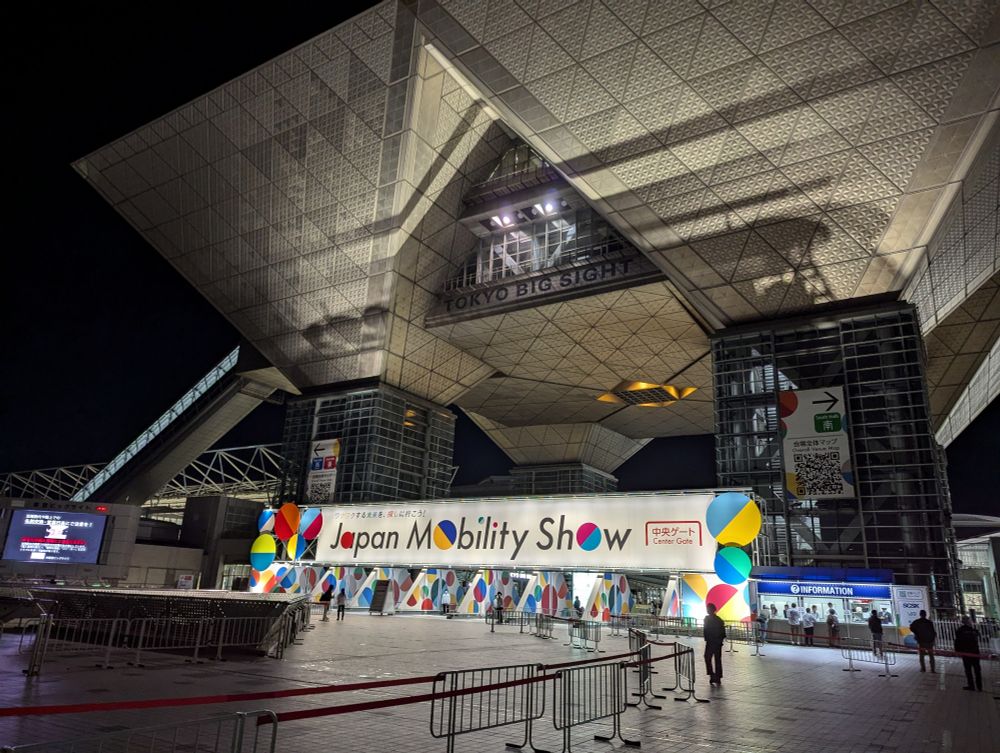 東京ビッグサイトで開催されている
ジャパンモビリティショー2025の中央ゲート付近
