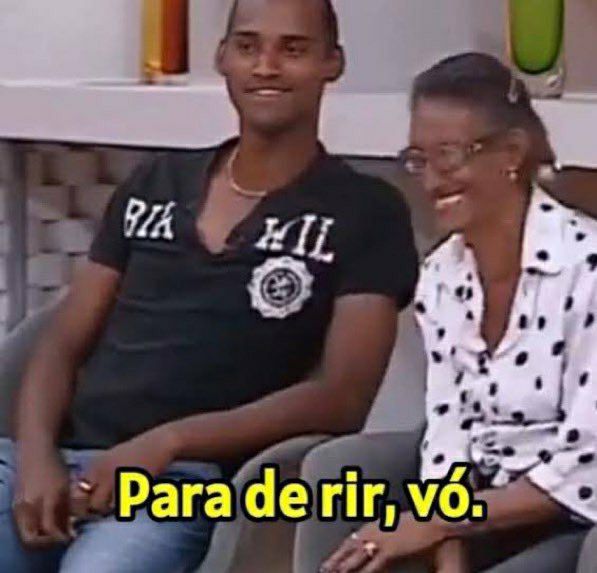 Print do programa casos de familia onde um homem diz "para de rir, vó" pra senhora q esta ao seu lado rindo