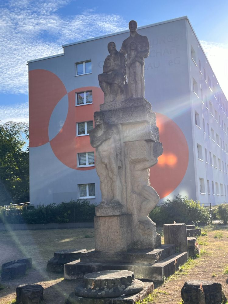 Fassade und Denkmal in Dessau