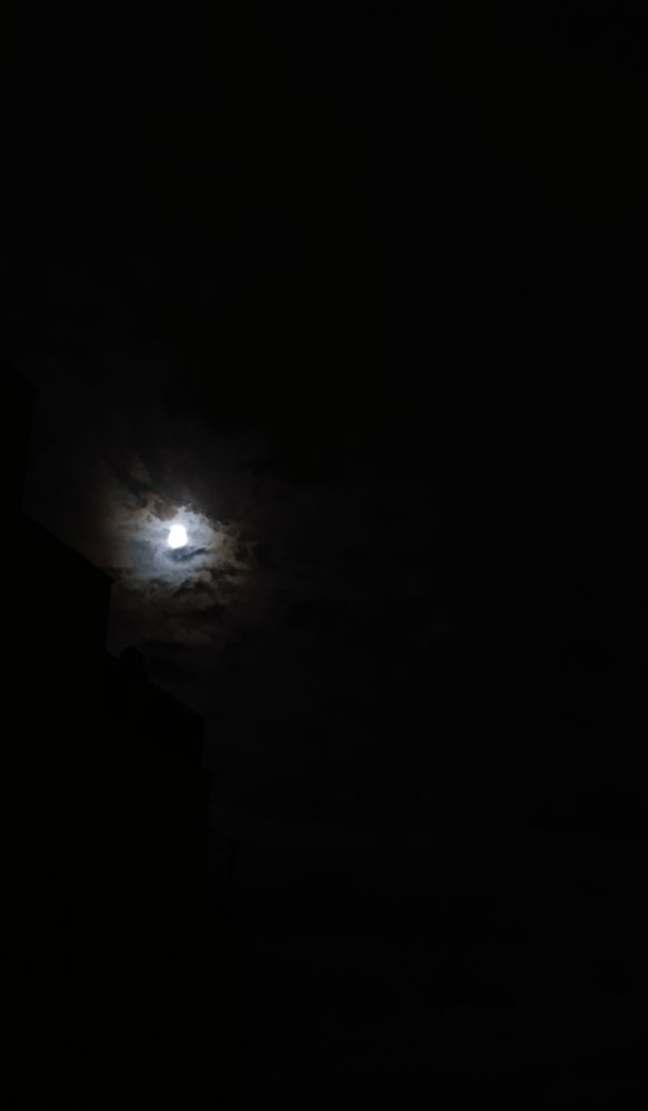 Imagen de un claro de luna entre la noche