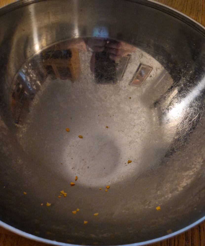 Tom skål med smulor av ostkrokar i. 