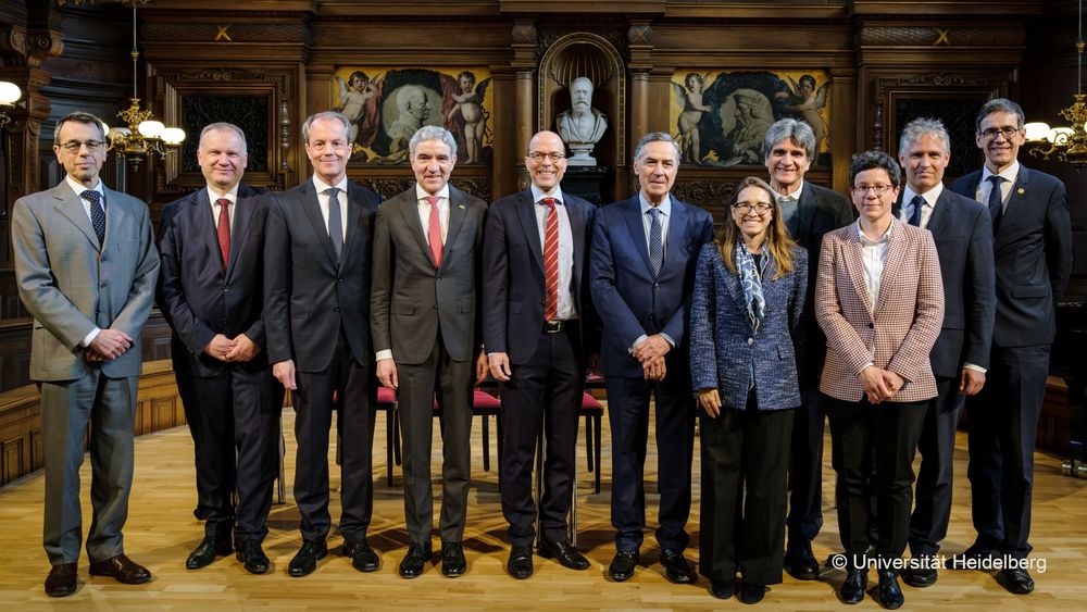 Die Gerichtspräsidenten Luís Roberto Barroso (6. v.r.) und Stephan Harbarth (4. v.l.) in der Aula der Alten Universität | © Universität Heidelberg