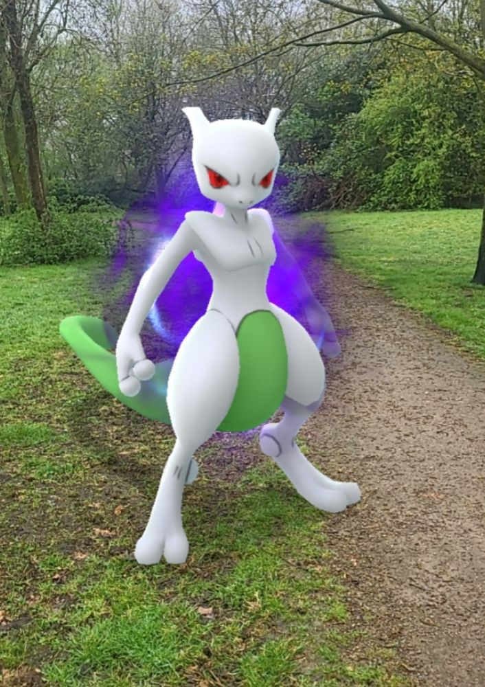 Shiny Mewto in een park