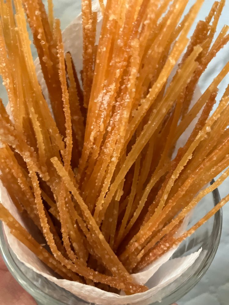 パスタ揚げたアレ
ちょっとぬらして揚げると最高な感じになるもののかわりにすんごいくっつく