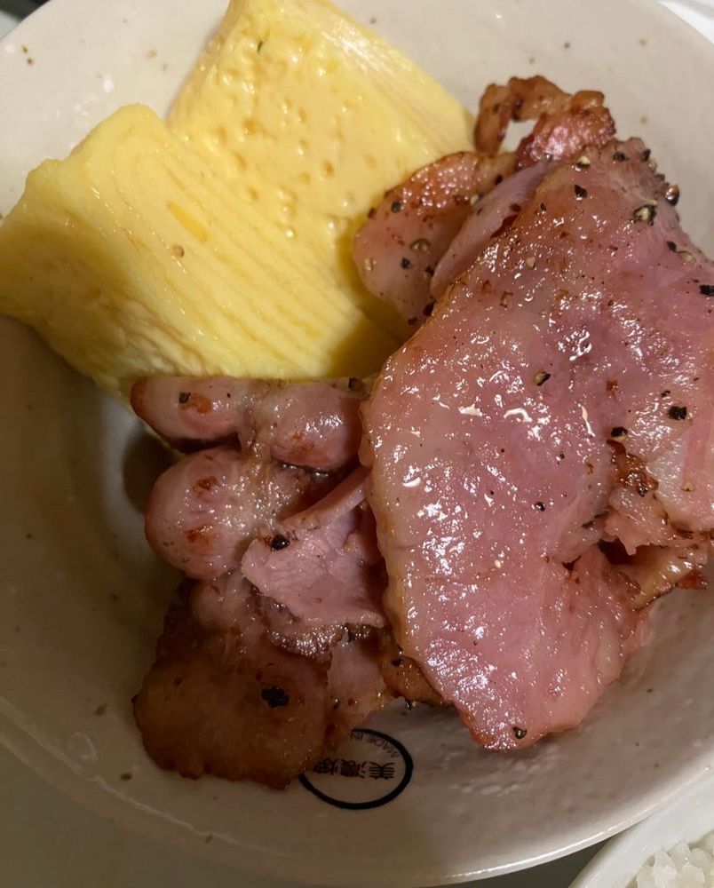 スパイシーな焼きベーコンと惣菜のたまごやき