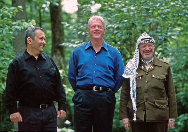 From left to right: Israeli Prime Minister Ehud Barak, U.S. President Bill Clinton, and Palestinian leader Yasser Arafat.