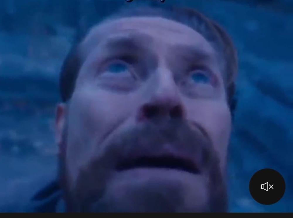 Hombre angustiado, mira hacia arriba.