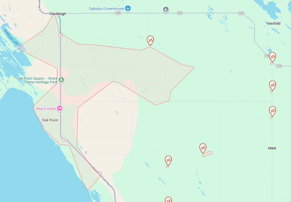 A map of Manitoba highlights areas around Oak Point that are currently affected by an outage. 