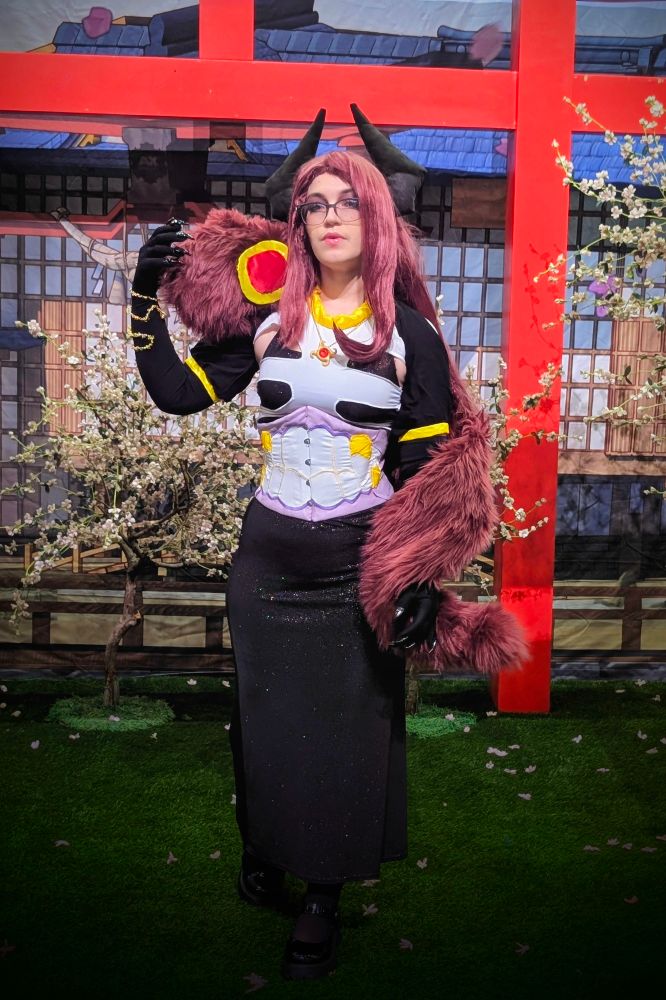 Giwi cosplay, in a Sakura set with a torii in the background 