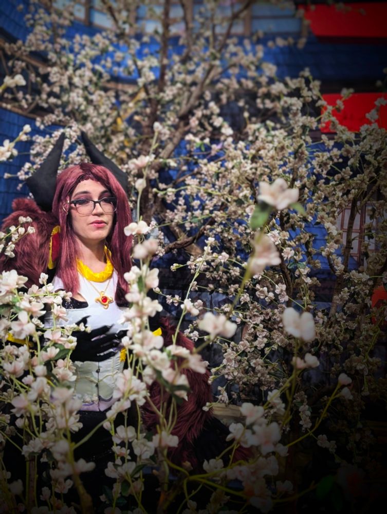 Giwi cosplay, surrounded by Sakura trees all around 