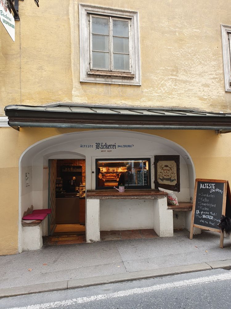Das Foto zeigt den Eingang der Bäckerei "Ursprunger" der "ältesten Bäckerei Salzburgs" (*1429)