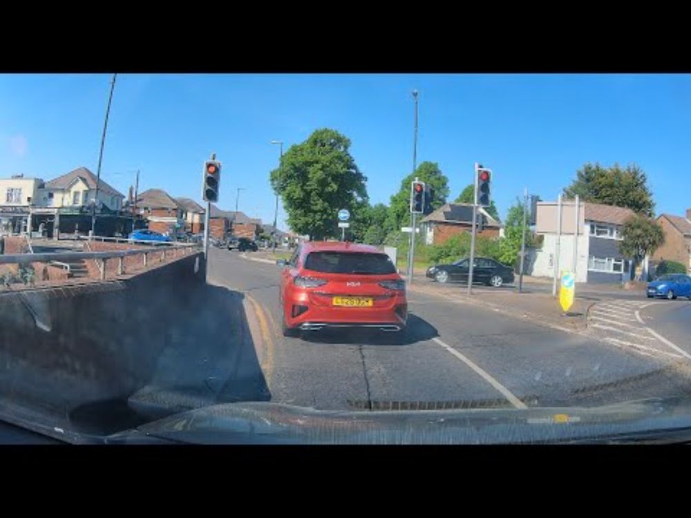 LG25OGH Failed to stop at Red Light #baddrivers