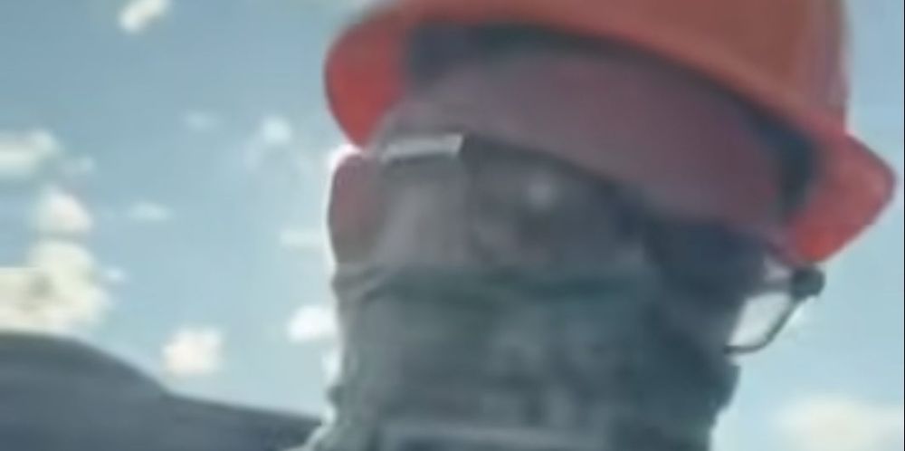 The Intercept confirmed that a federal agent caught on camera wearing a hard hat and safety vest works for ICE.
