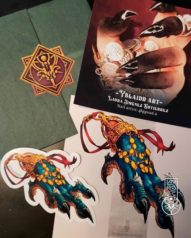 En la foto se puede ver el pack del sticker club, que se forma por: una foto de la manicura en la que se inspira la garra, una lamina con el diseño de la garra y el sticker con el mismo dibujo.