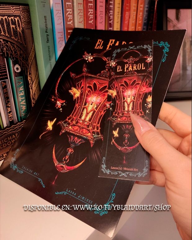 Con una mano muestra la portada de un libreto o fanzine y un marcapáginas (a juego) que muestran una ilustracion de un farol de aspecto antiguo y oxidado sobre fondo negro