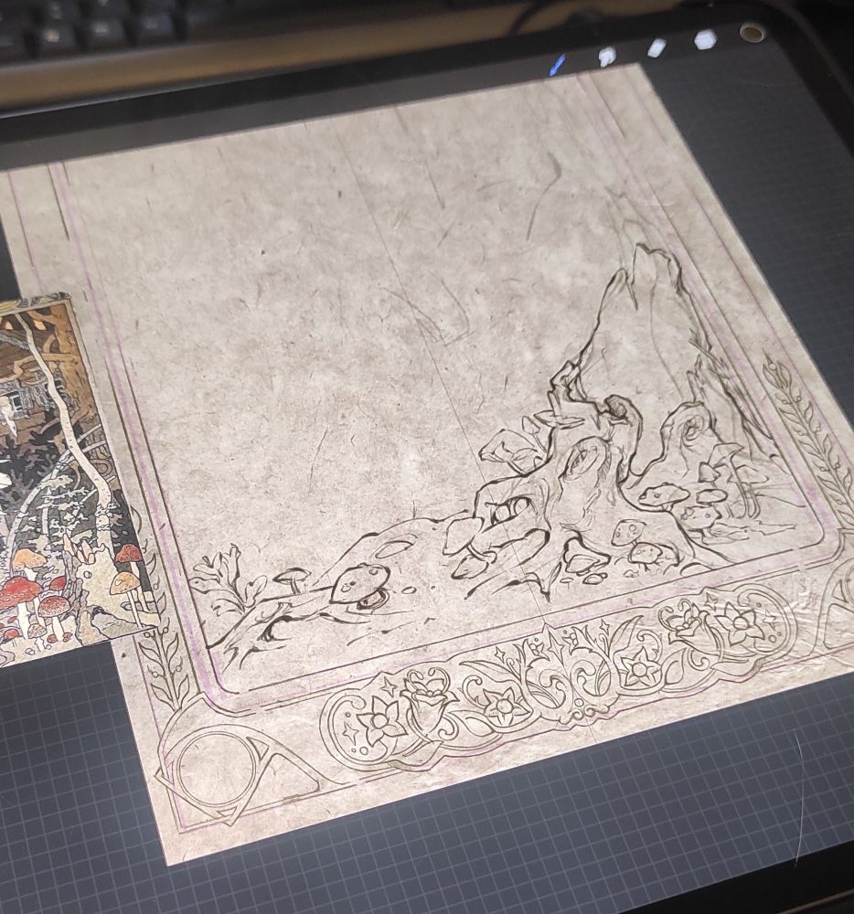 Ilustracion digital aun por terminar, donde muestra solo el lineart de una esquina. Hay dibujado un tocón de árbol rodeado de setas. La ilustracion tiene un marco dibujado con motivos florales de aspecto medieval. En el lateral izquierdo se ve un fragmento de la ilustracion de referencia