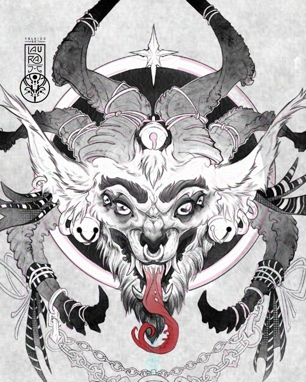 Un closeup de la ilustración de Krampus, que tiene 3 pares de cuernos retorcidos, 4 ojos y la boca abierta con la lengua fuera (que lleva el unico detalle a color rojo del diseño), con piercings. Todo él lleva lazos de estética navideña y cascabeles.