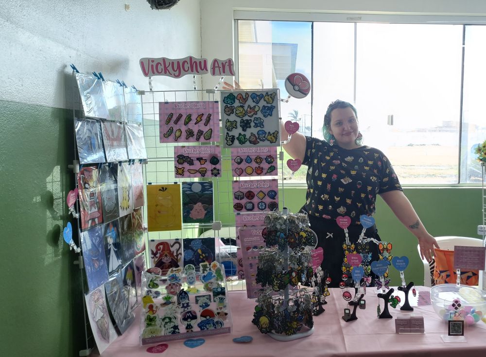 Estande em um evento de Anime com artes e artesanatos de Pokémon em sua maior parte