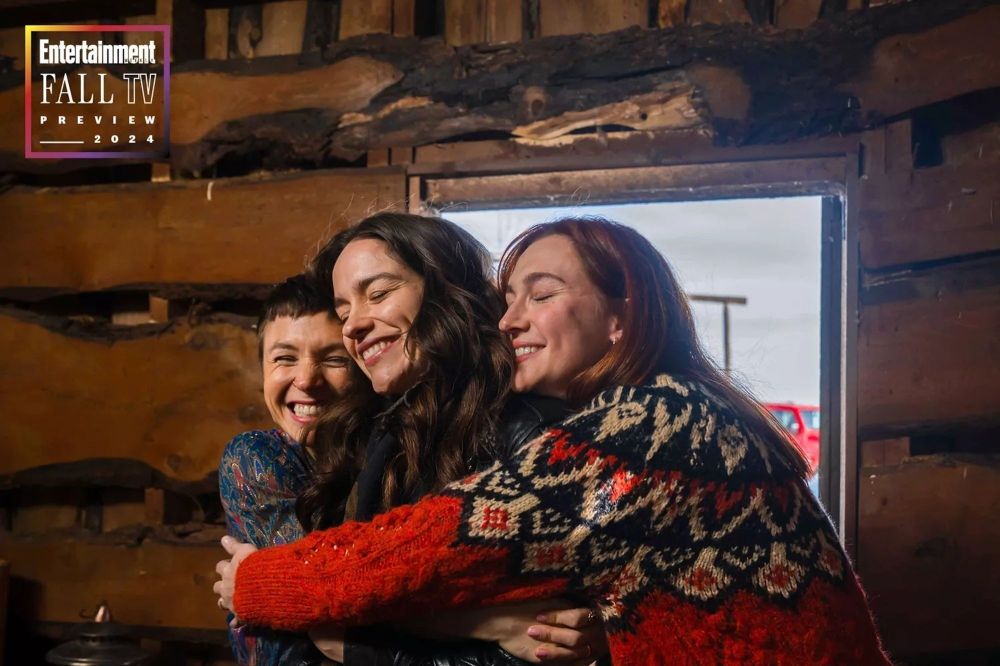 waverly, wynonna e nicole da série Wynonna earp se abraçando