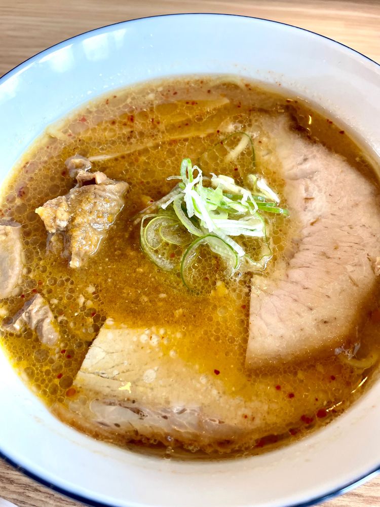 ホルモンラーメン
チャーシュー2枚とネギがトッピングされている